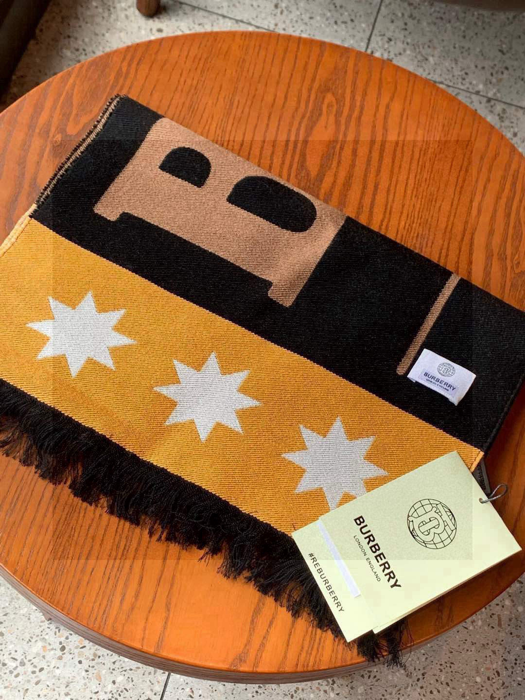  【柜姐实拍】揭秘这款为何能出道既是巅峰！
这么好看的风格谁能拒绝！丝毛质地！最经典的斜纹织造工艺！垂坠