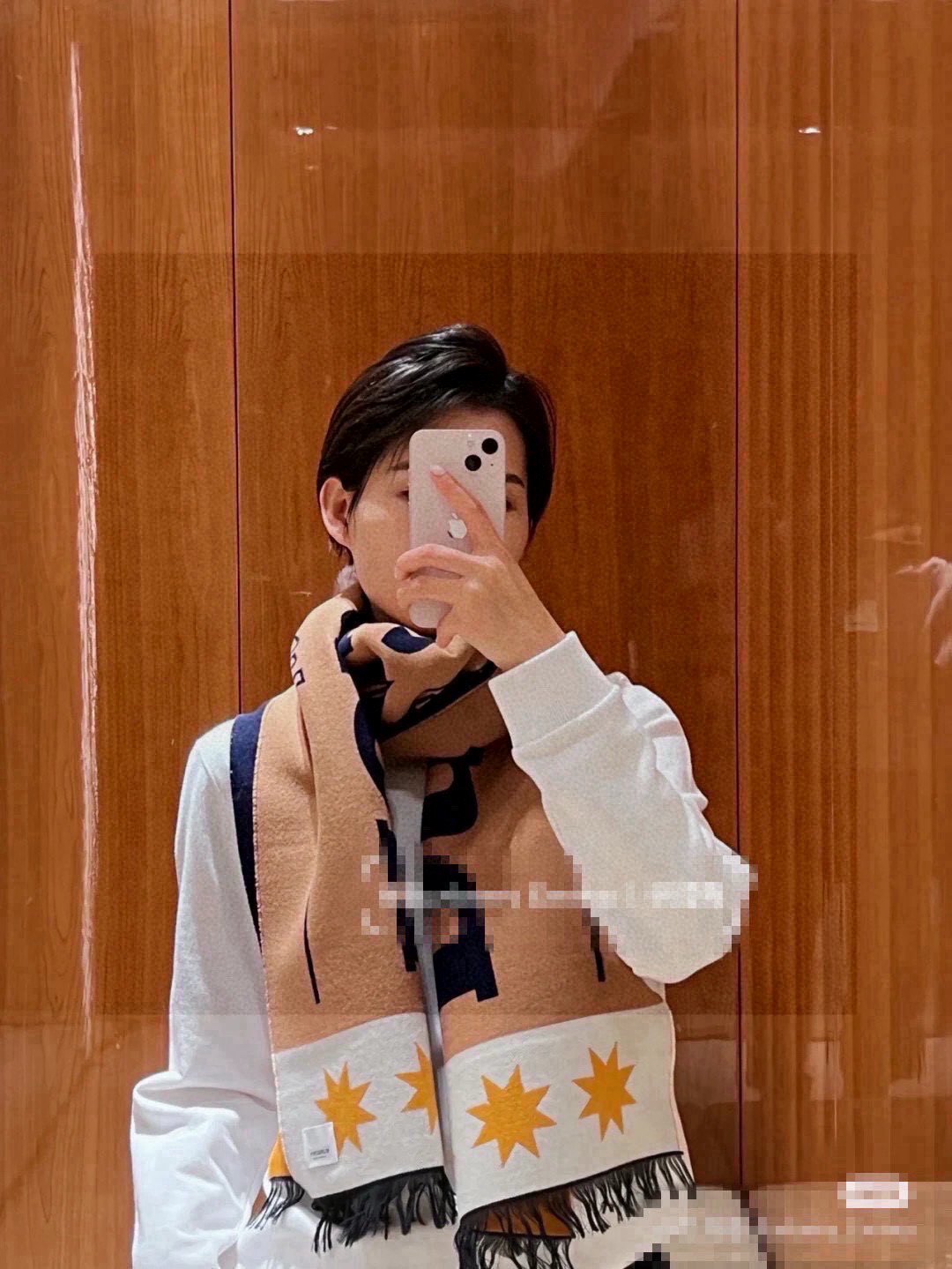  【柜姐实拍】揭秘这款为何能出道既是巅峰！
这么好看的风格谁能拒绝！丝毛质地！最经典的斜纹织造工艺！垂坠