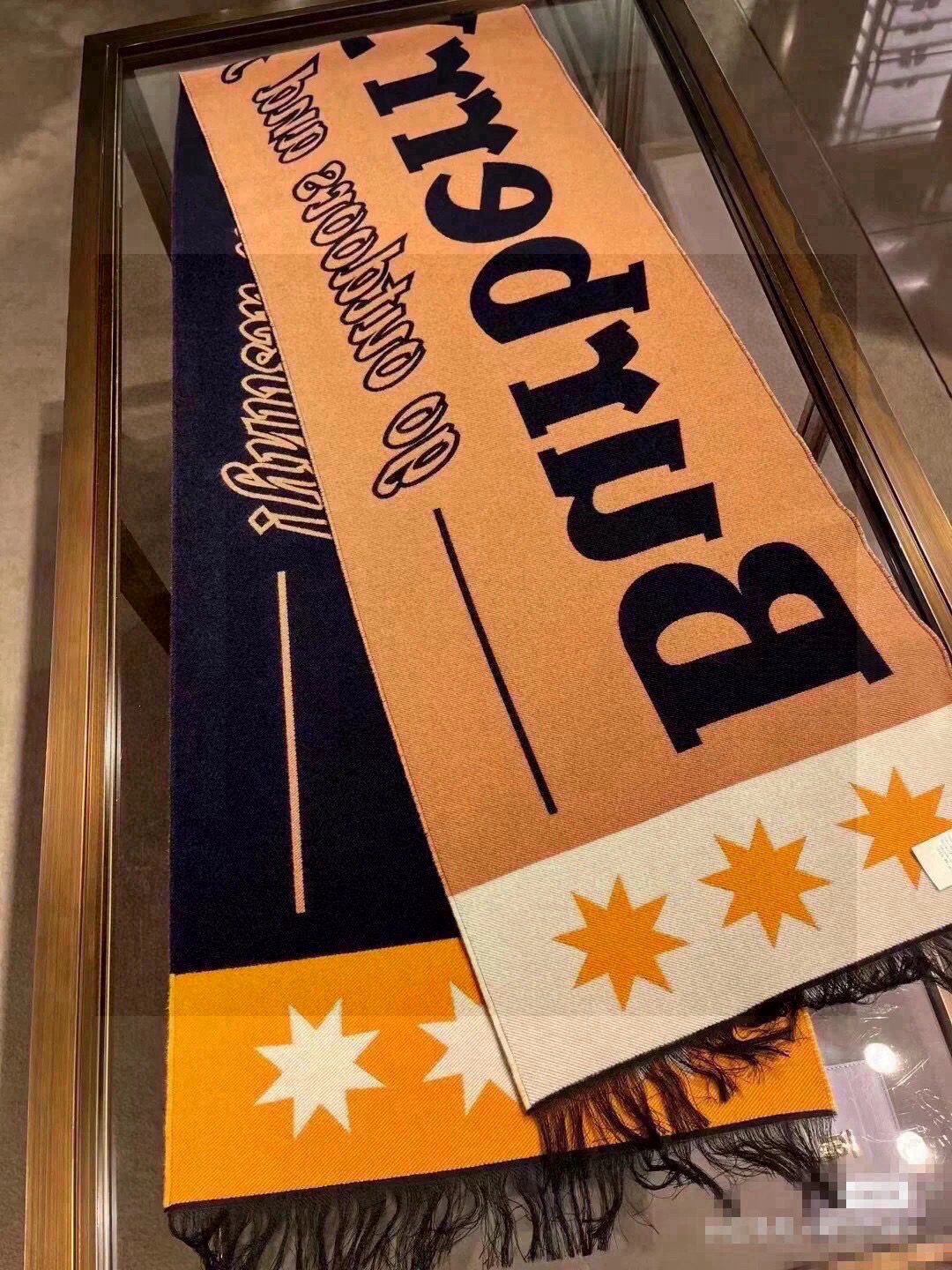  【柜姐实拍】揭秘这款为何能出道既是巅峰！
这么好看的风格谁能拒绝！丝毛质地！最经典的斜纹织造工艺！垂坠