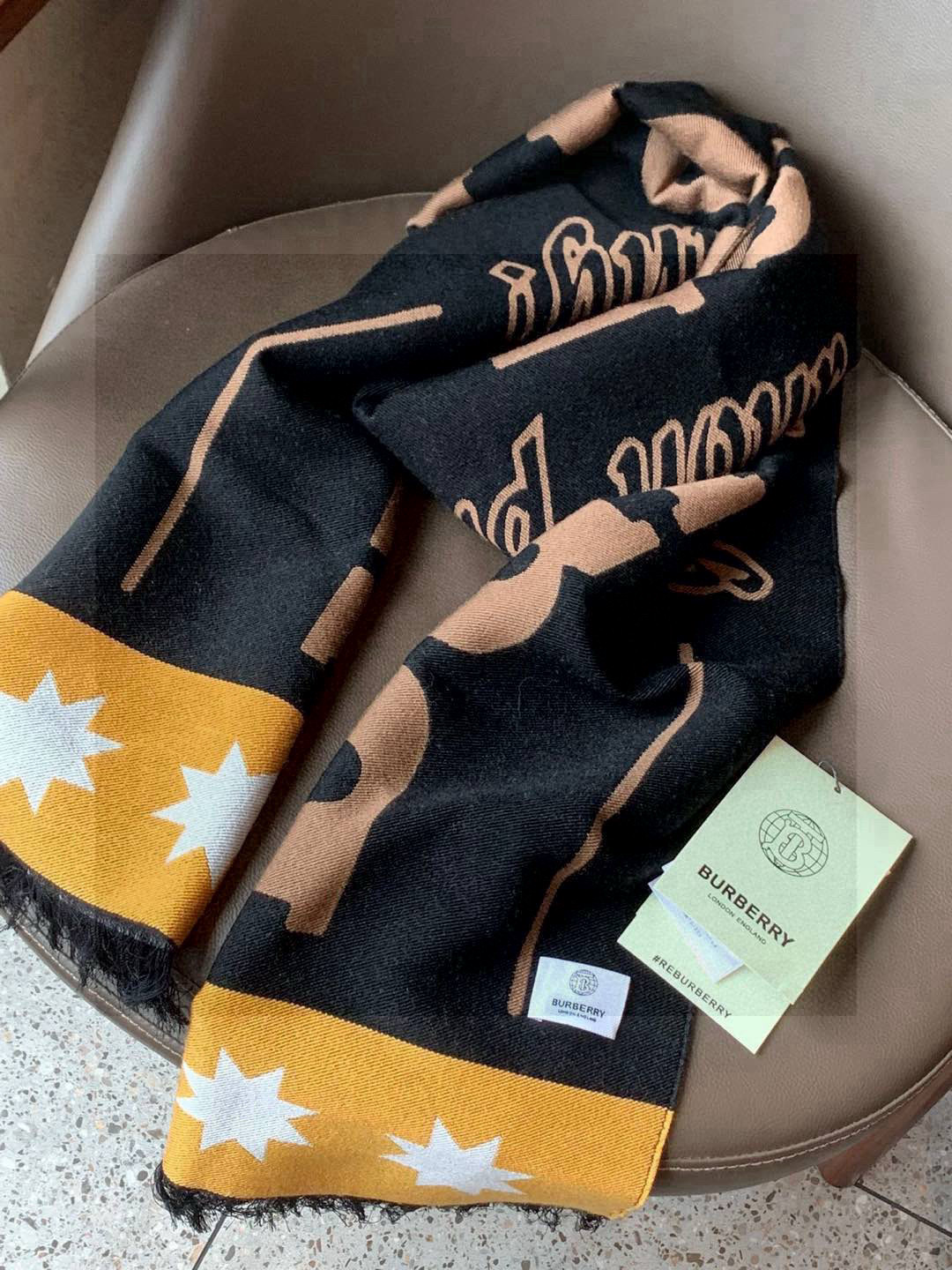  【柜姐实拍】揭秘这款为何能出道既是巅峰！
这么好看的风格谁能拒绝！丝毛质地！最经典的斜纹织造工艺！垂坠