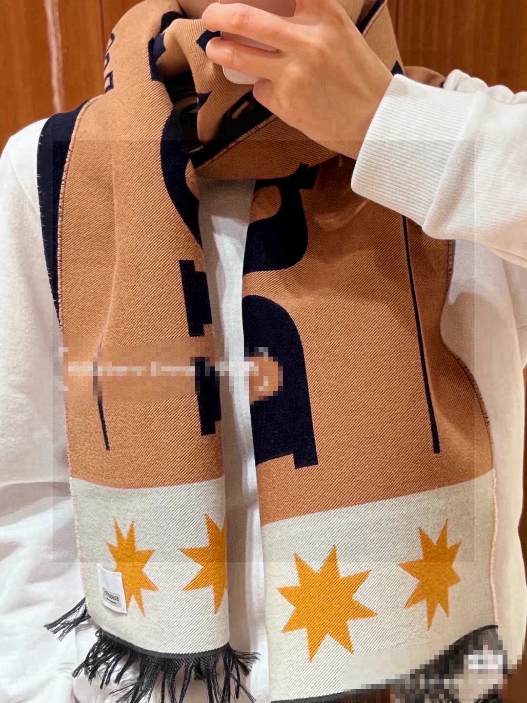  【柜姐实拍】揭秘这款为何能出道既是巅峰！
这么好看的风格谁能拒绝！丝毛质地！最经典的斜纹织造工艺！垂坠