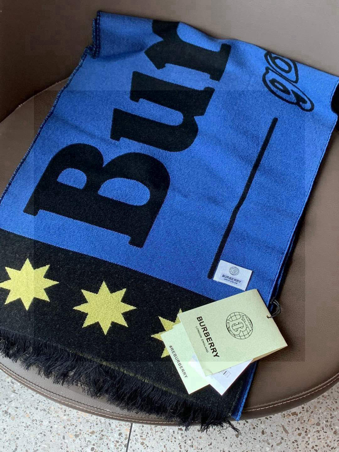  【柜姐实拍】揭秘这款为何能出道既是巅峰！
这么好看的风格谁能拒绝！丝毛质地！最经典的斜纹织造工艺！垂坠