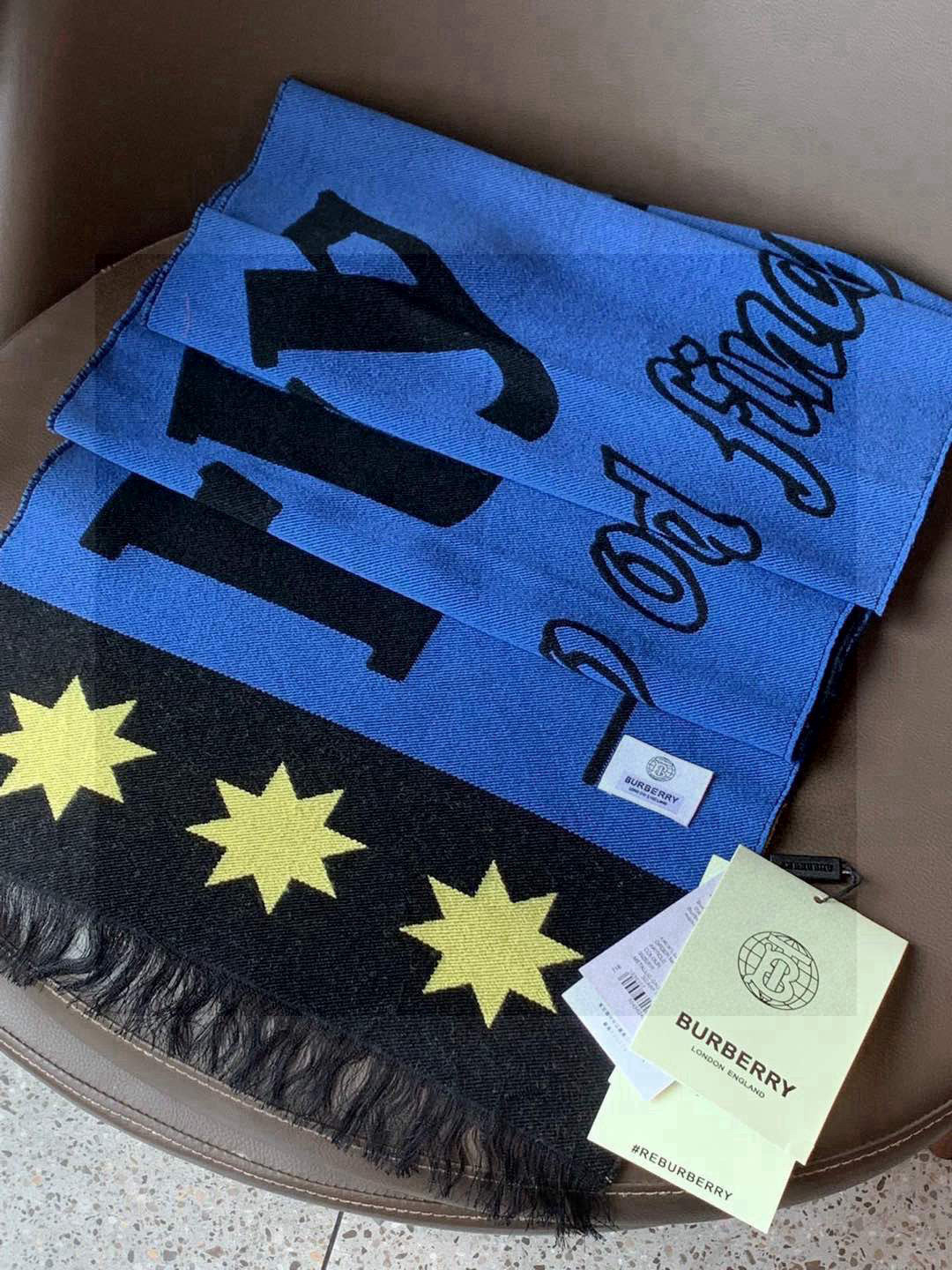  【柜姐实拍】揭秘这款为何能出道既是巅峰！
这么好看的风格谁能拒绝！丝毛质地！最经典的斜纹织造工艺！垂坠