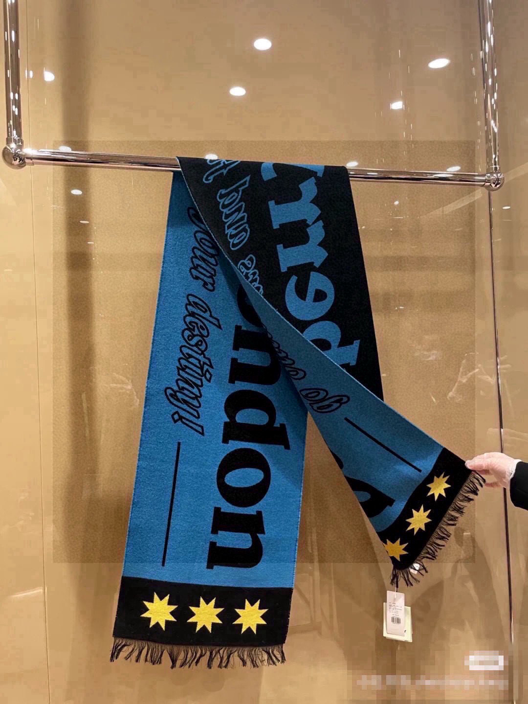  【柜姐实拍】揭秘这款为何能出道既是巅峰！
这么好看的风格谁能拒绝！丝毛质地！最经典的斜纹织造工艺！垂坠