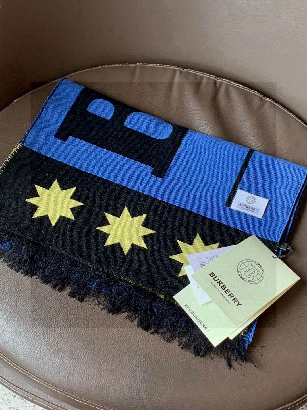  【柜姐实拍】揭秘这款为何能出道既是巅峰！
这么好看的风格谁能拒绝！丝毛质地！最经典的斜纹织造工艺！垂坠