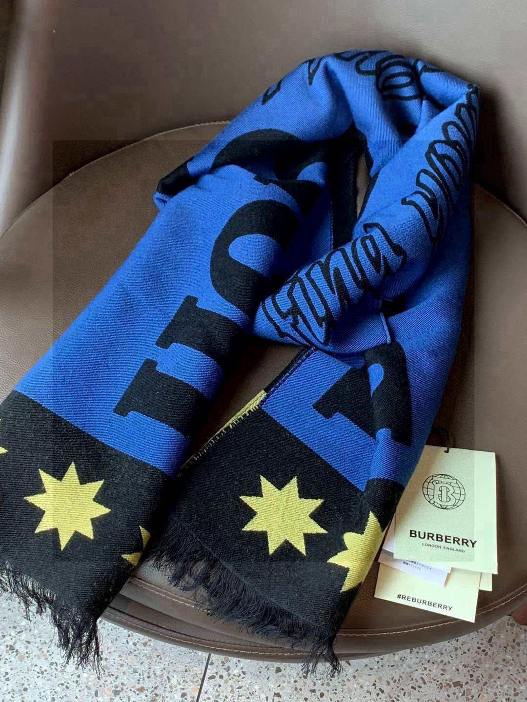  【柜姐实拍】揭秘这款为何能出道既是巅峰！
这么好看的风格谁能拒绝！丝毛质地！最经典的斜纹织造工艺！垂坠