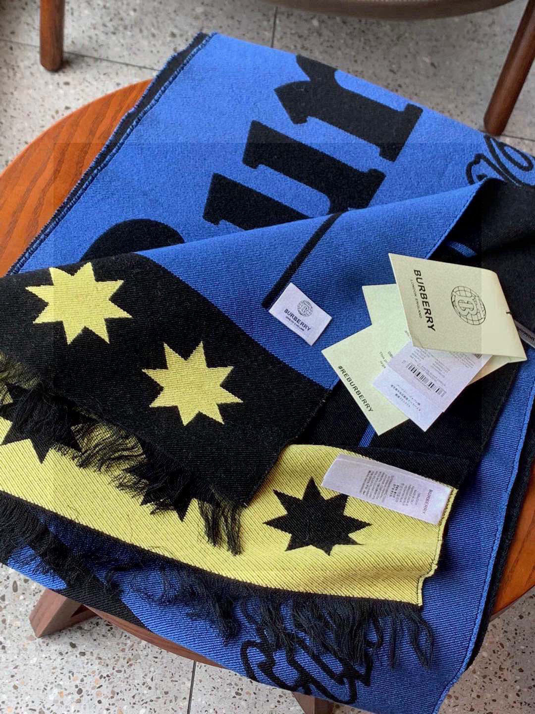  【柜姐实拍】揭秘这款为何能出道既是巅峰！
这么好看的风格谁能拒绝！丝毛质地！最经典的斜纹织造工艺！垂坠