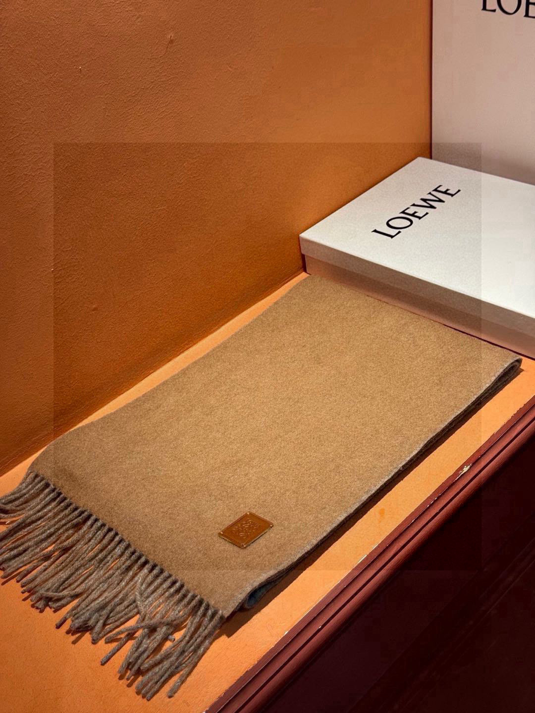  ✨✨太美了😍罗意威 情侣款 美到要尖叫😱专柜最新款🎊英伦欧美范儿 又是一款即时尚又实用的大围巾&长巾，