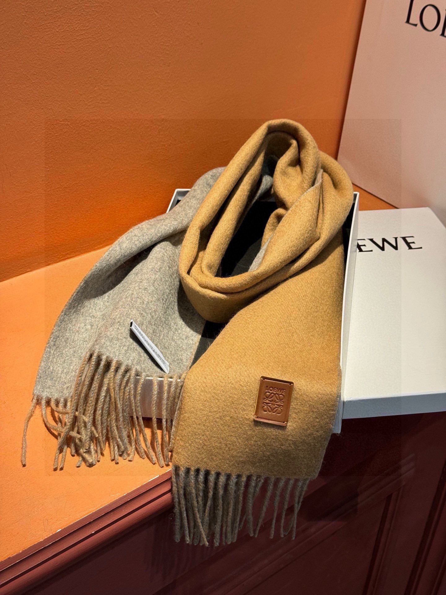  ✨✨太美了😍罗意威 情侣款 美到要尖叫😱专柜最新款🎊英伦欧美范儿 又是一款即时尚又实用的大围巾&长巾，