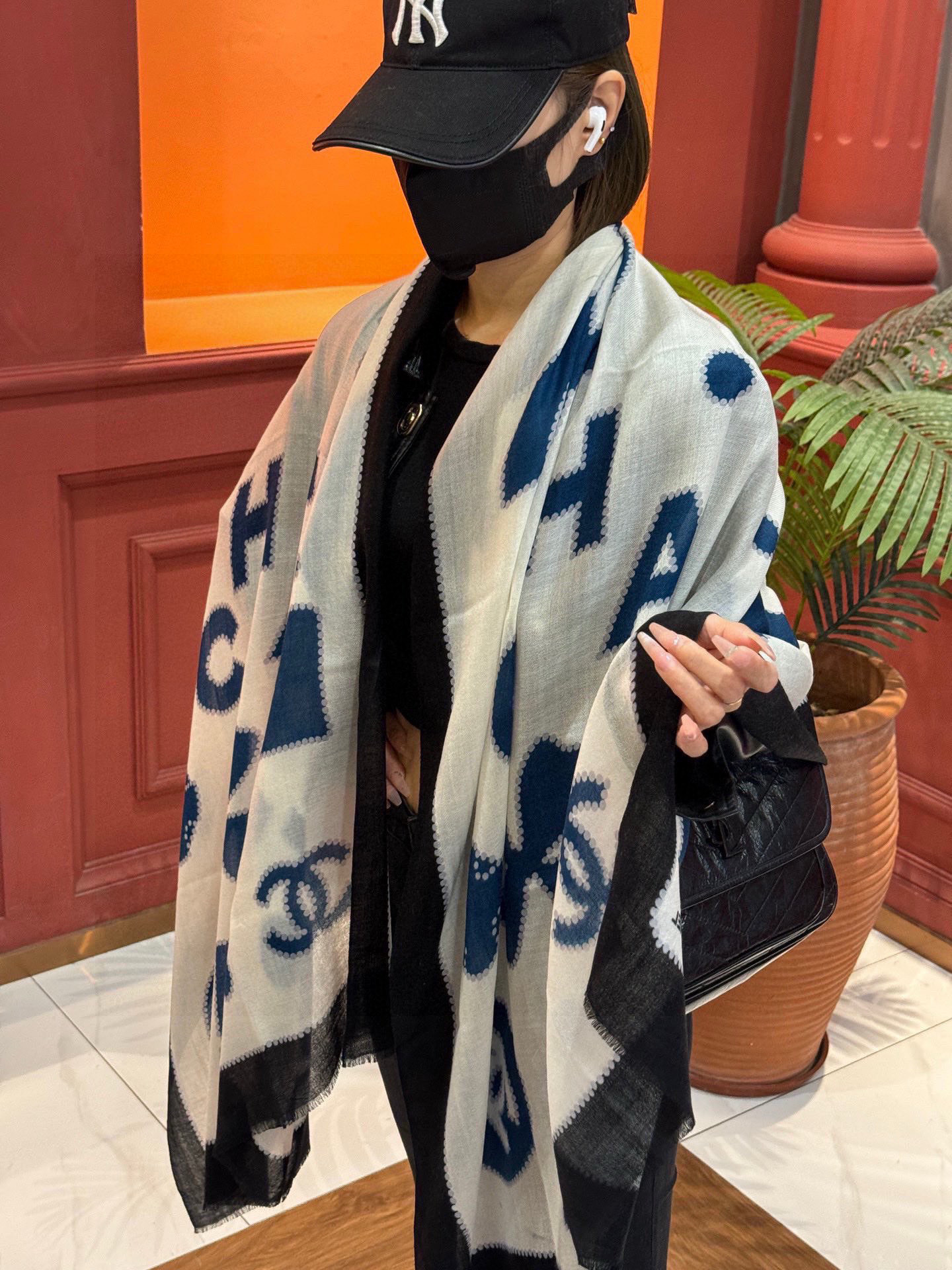  重点推荐！！！高级舒适时髦气质，相信我的就收吧！香奈儿这款触动内心的柔美围巾，无法模仿的颜色和气质！！