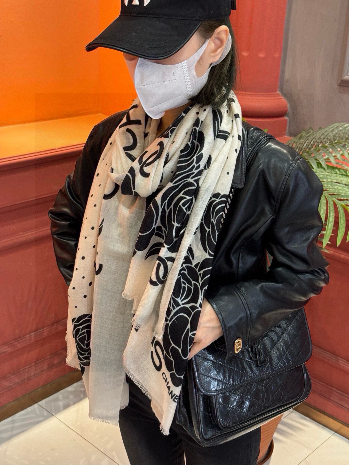   羊绒新款💞 新❤小香【山茶花长围巾】~超级抬气色！高级女人味！羊绒围巾也能这么美！！！这款双面花卉羊