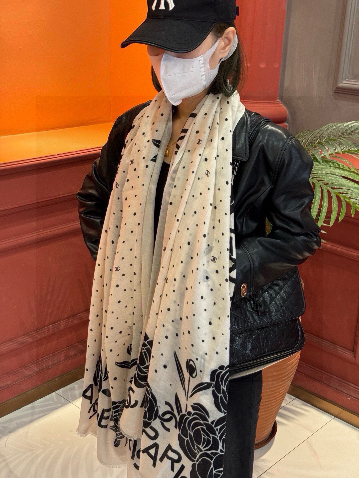   羊绒新款💞 新❤小香【山茶花长围巾】~超级抬气色！高级女人味！羊绒围巾也能这么美！！！这款双面花卉羊