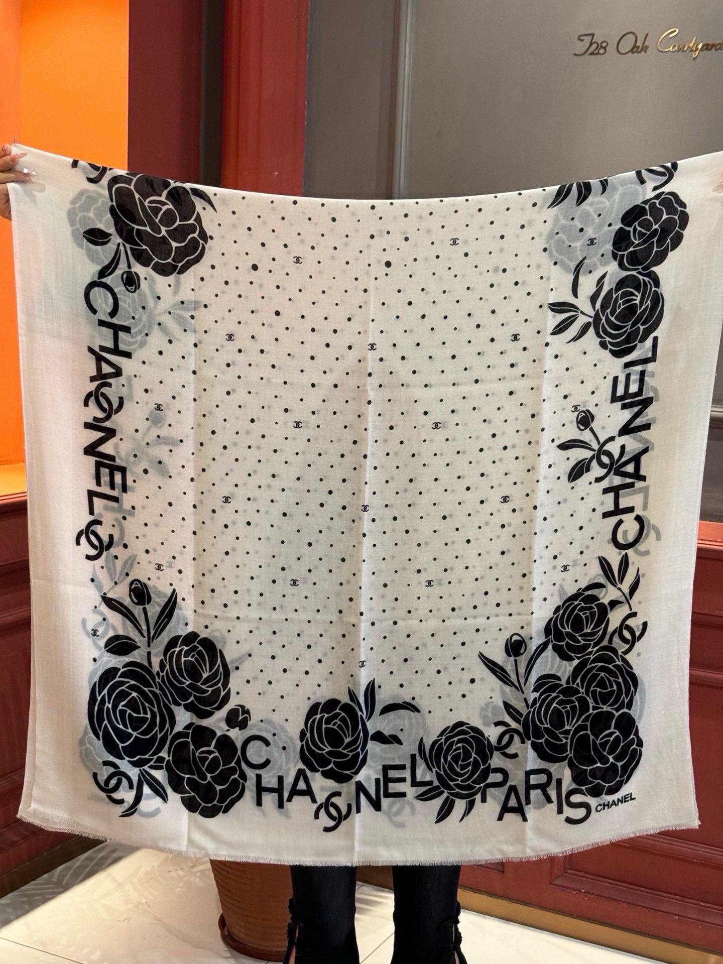   羊绒新款💞 新❤小香【山茶花长围巾】~超级抬气色！高级女人味！羊绒围巾也能这么美！！！这款双面花卉羊