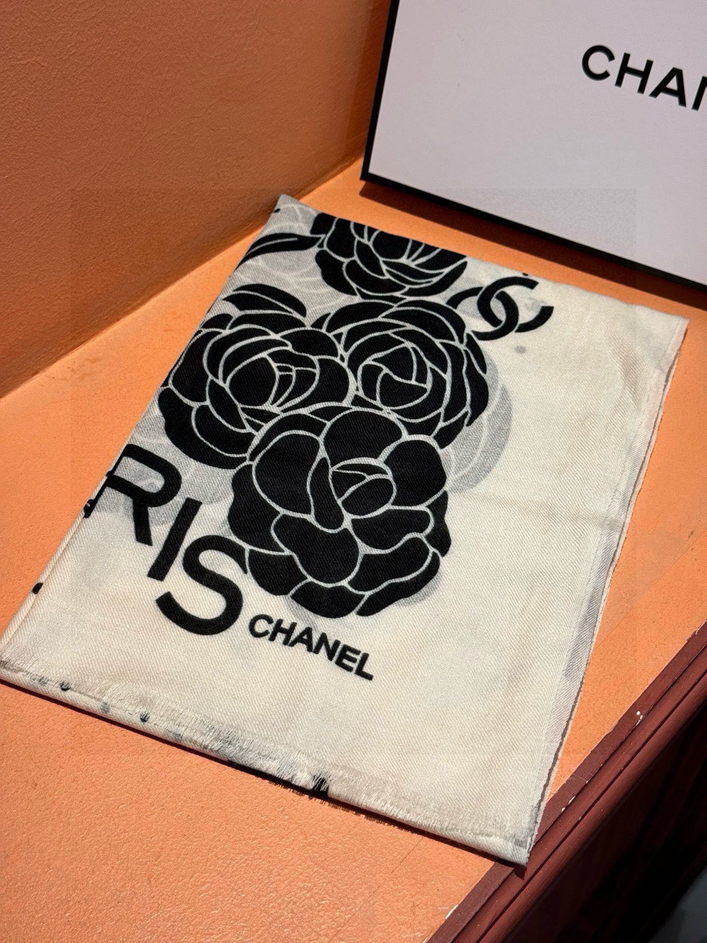   羊绒新款💞 新❤小香【山茶花长围巾】~超级抬气色！高级女人味！羊绒围巾也能这么美！！！这款双面花卉羊