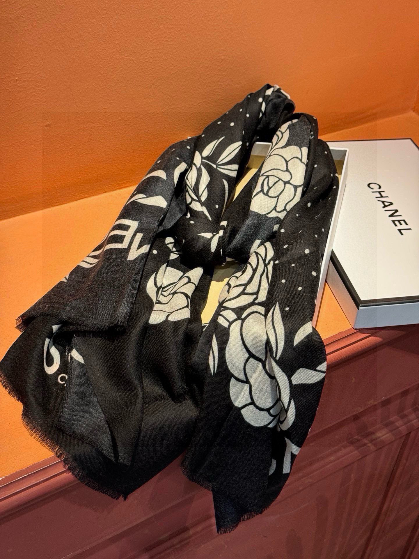   羊绒新款💞 新❤小香【山茶花长围巾】~超级抬气色！高级女人味！羊绒围巾也能这么美！！！这款双面花卉羊