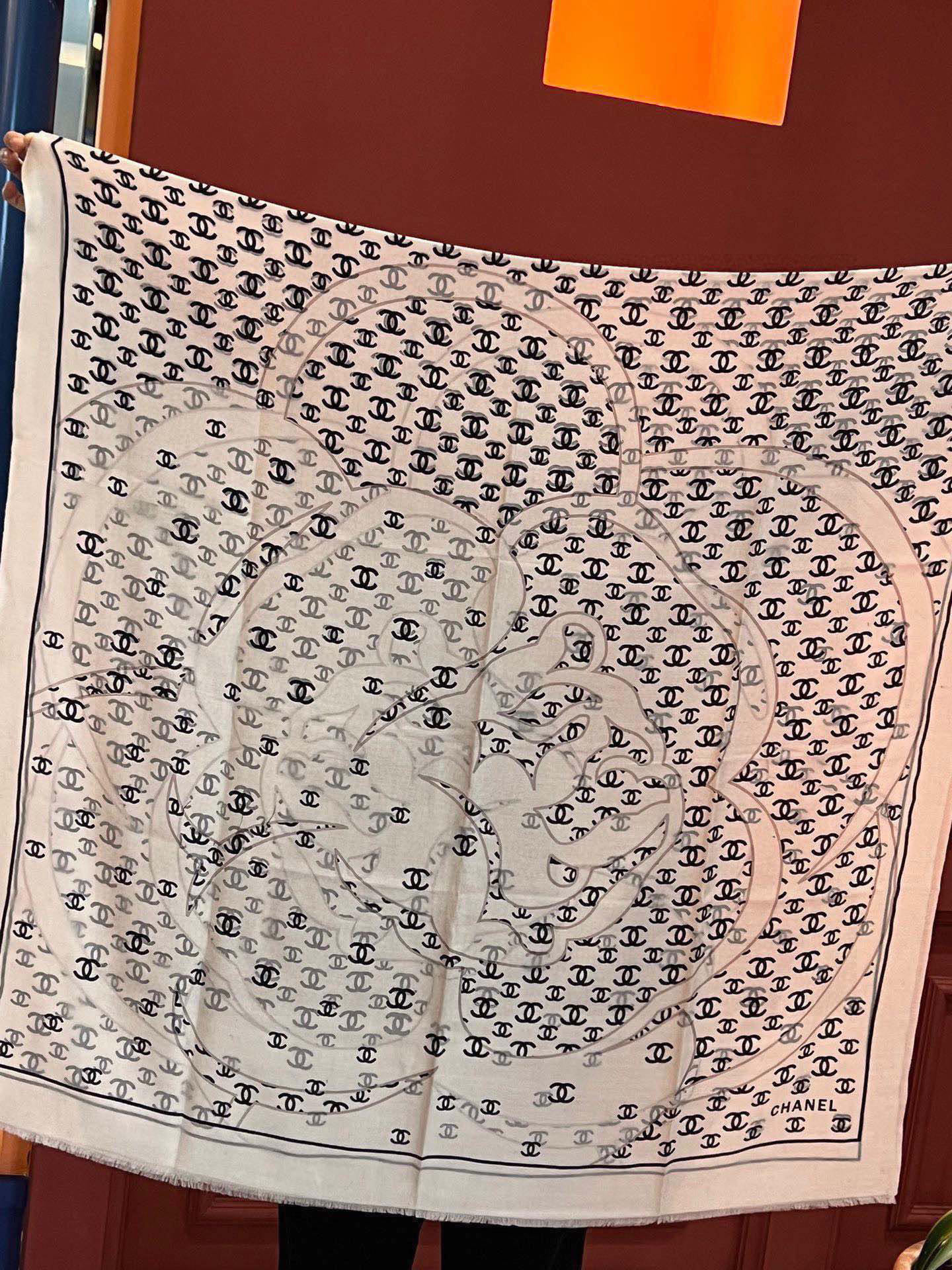  羊绒新款💞 新❤小香【山茶花长围巾】~超级抬气色！高级女人味！羊绒围巾也能这么美！！！这款双面花卉羊绒