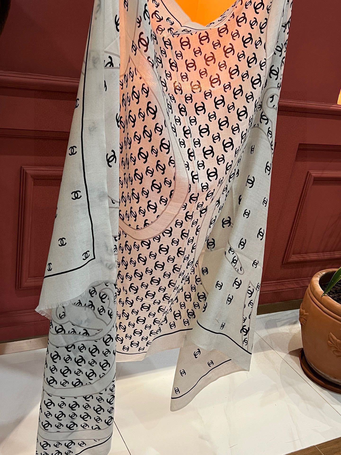  羊绒新款💞 新❤小香【山茶花长围巾】~超级抬气色！高级女人味！羊绒围巾也能这么美！！！这款双面花卉羊绒