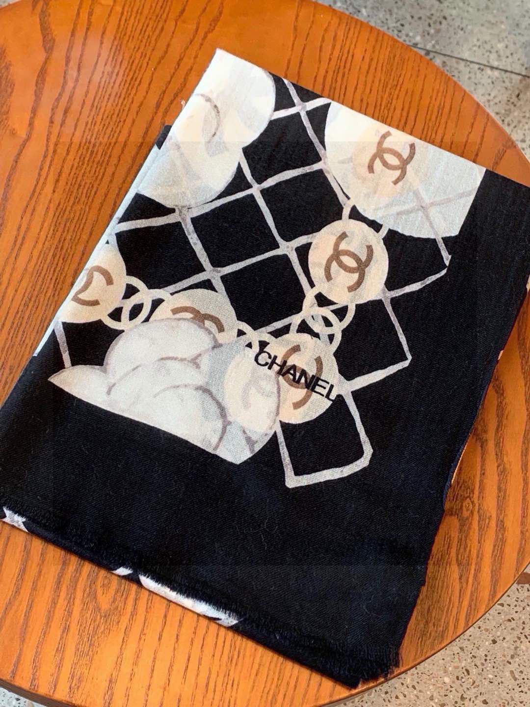   香家最最经典的山茶花系列，经典到每个女人的衣柜都要收纳的一条 满足你的日常所需，舒适的触感，让你舍不