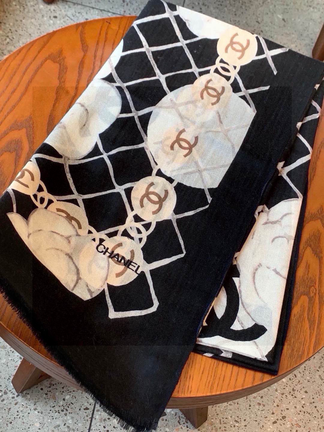   香家最最经典的山茶花系列，经典到每个女人的衣柜都要收纳的一条 满足你的日常所需，舒适的触感，让你舍不