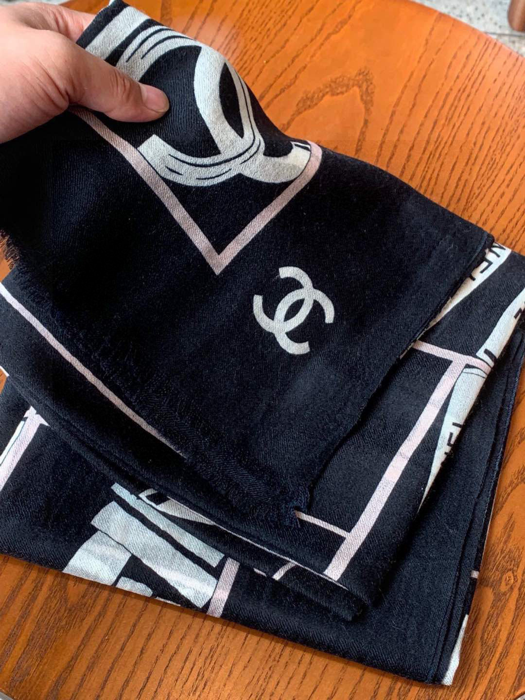 💟上新🌺羊绒披肩🌟长巾！强烈推荐价格超美！实物更美羊绒面料！纹理清晰、细腻可见
每一个套色、每一个笔触，