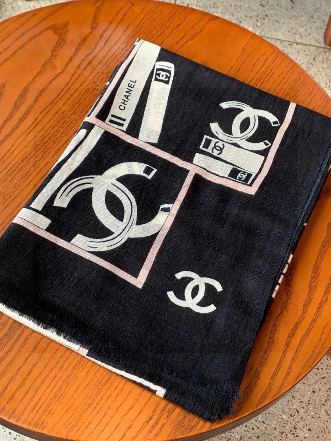 💟上新🌺羊绒披肩🌟长巾！强烈推荐价格超美！实物更美羊绒面料！纹理清晰、细腻可见
每一个套色、每一个笔触，