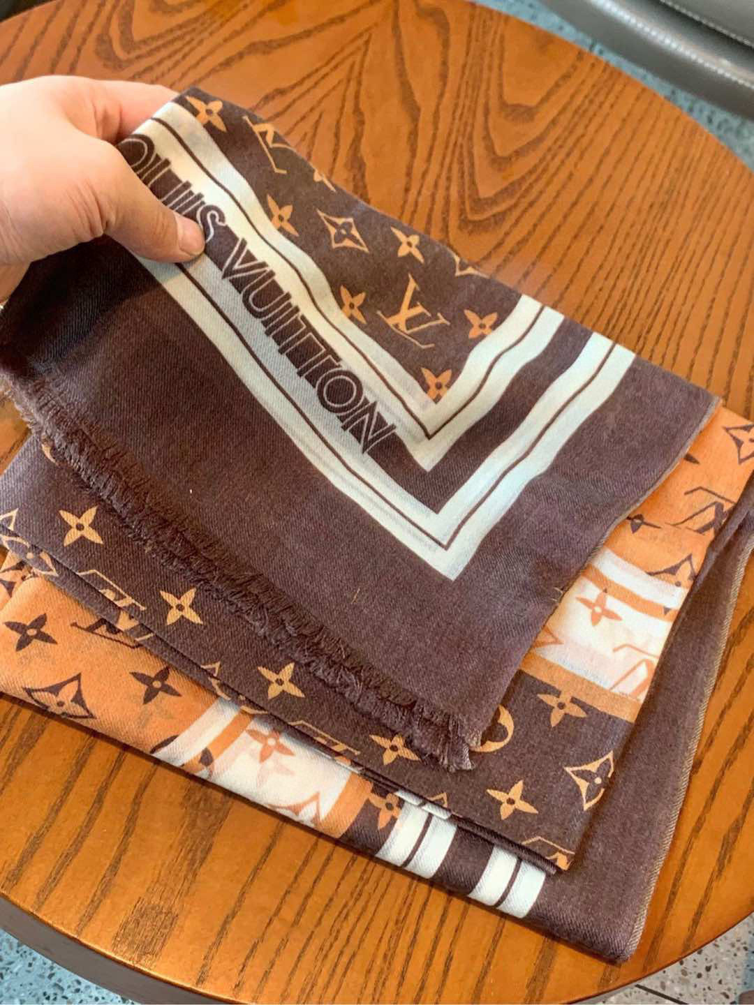   又时髦又百搭！LV新款老花长巾】提升气质和品味的好单品！！四季必备！！真的无敌实用！！Lv难得的羊绒
