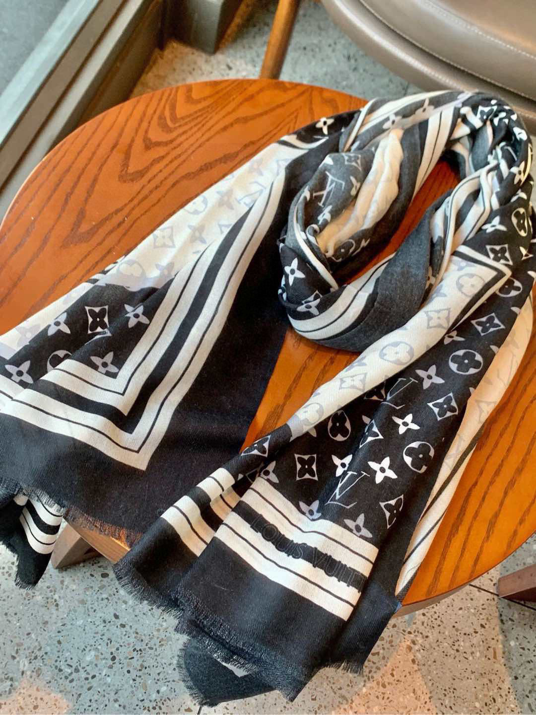   又时髦又百搭！LV新款老花长巾】提升气质和品味的好单品！！四季必备！！真的无敌实用！！Lv难得的羊绒