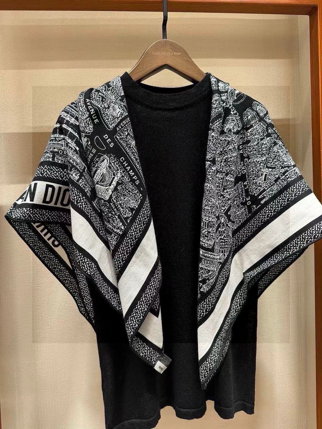  Dior ❤【️巴黎地图】黄金尺寸110*110
双面同色丝绒方巾
 不爱140繁复尺寸的姐妹可以选择