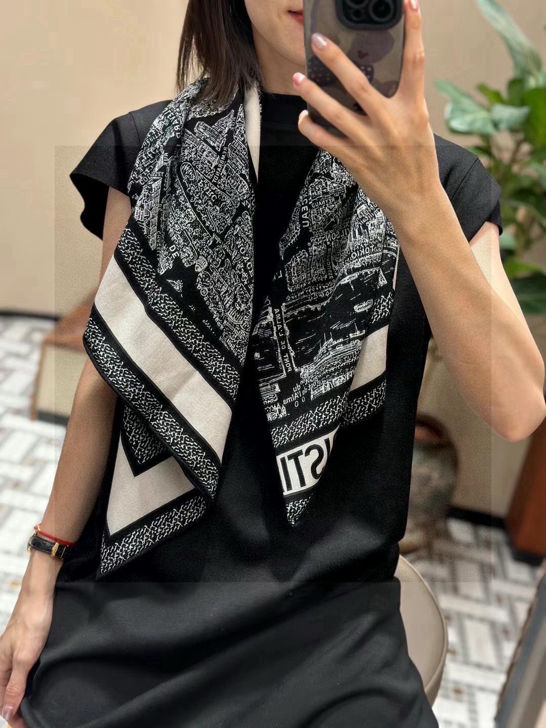  Dior ❤【️巴黎地图】黄金尺寸110*110
双面同色丝绒方巾
 不爱140繁复尺寸的姐妹可以选择