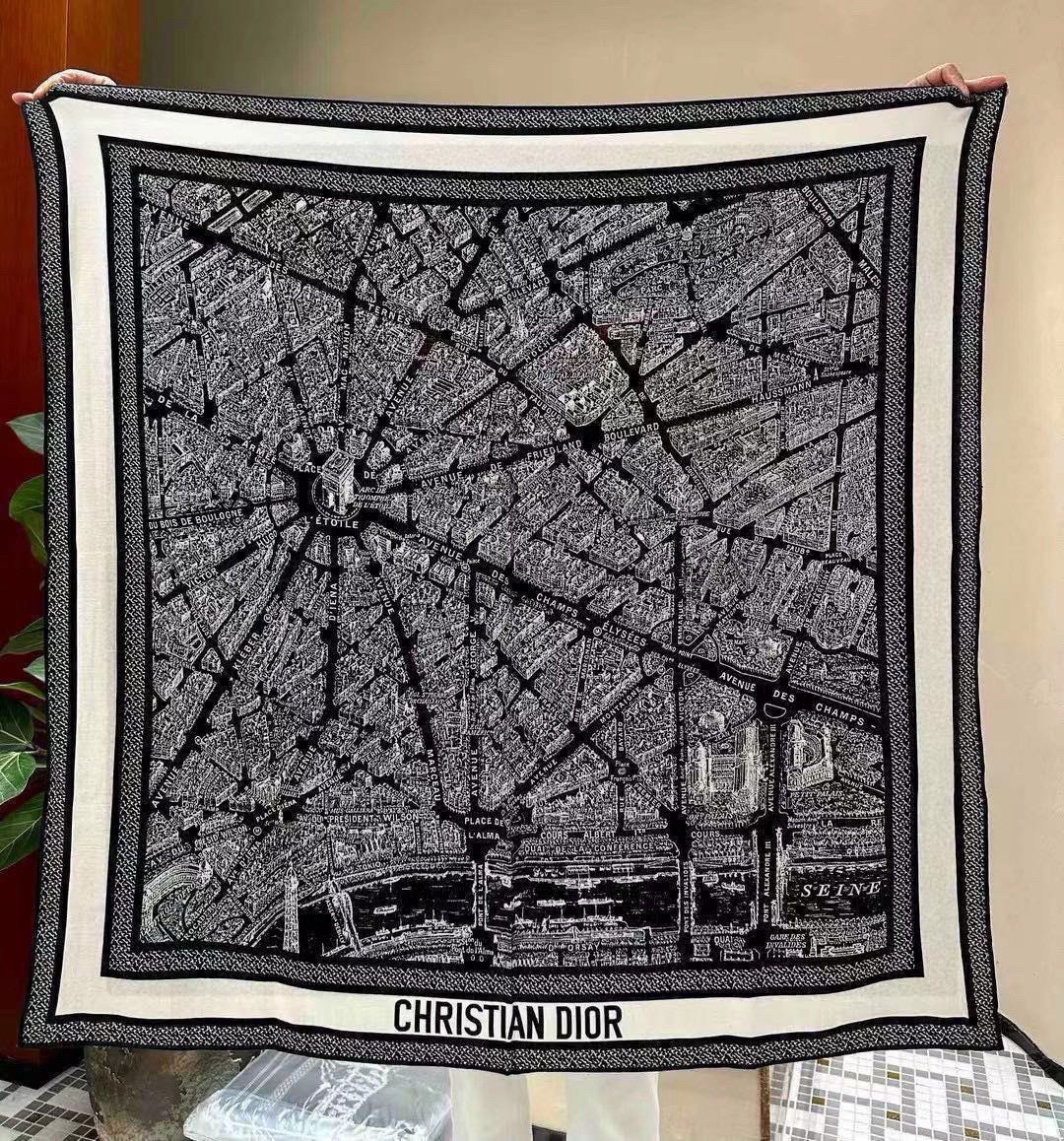  Dior ❤【️巴黎地图】黄金尺寸110*110
双面同色丝绒方巾
 不爱140繁复尺寸的姐妹可以选择