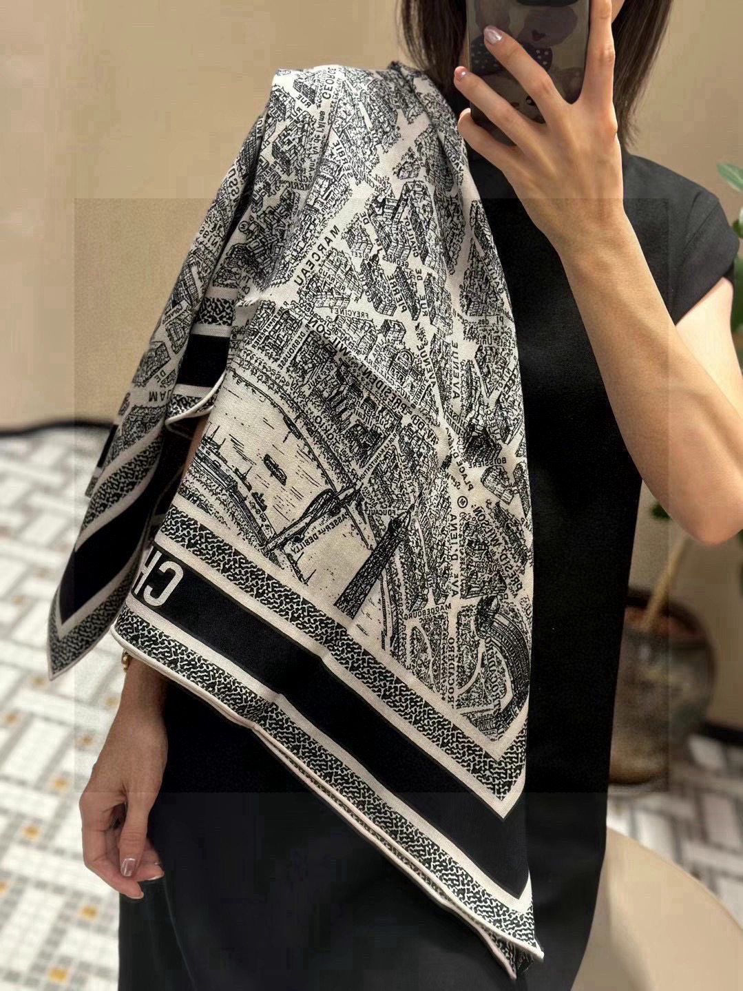  Dior ❤【️巴黎地图】黄金尺寸110*110
双面同色丝绒方巾
 不爱140繁复尺寸的姐妹可以选择