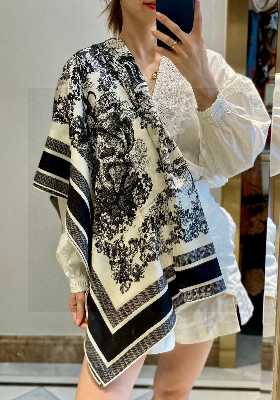  Dior ❤【️巴黎地图】黄金尺寸110*110
双面同色丝绒方巾
 不爱140繁复尺寸的姐妹可以选择