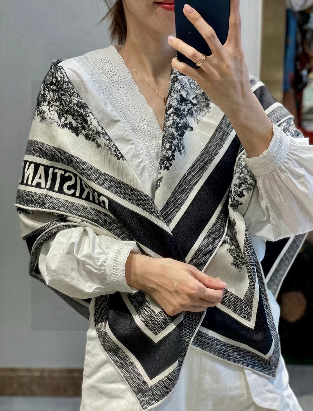  Dior ❤【️巴黎地图】黄金尺寸110*110
双面同色丝绒方巾
 不爱140繁复尺寸的姐妹可以选择