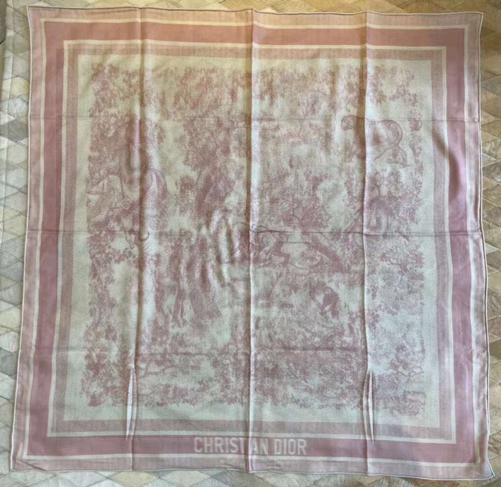  Dior ❤【️巴黎地图】黄金尺寸110*110
双面同色丝绒方巾
 不爱140繁复尺寸的姐妹可以选择