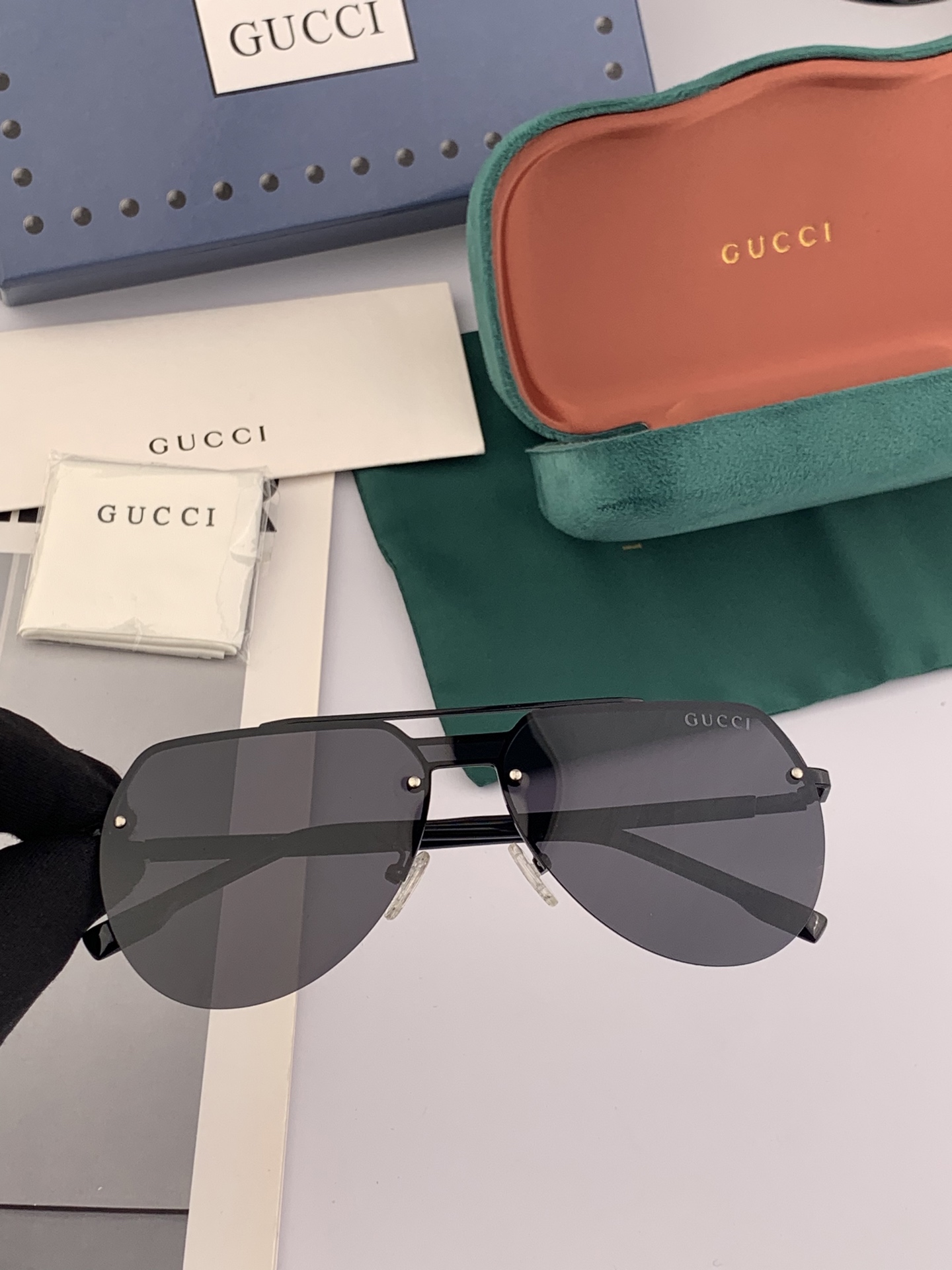   GUCCI 官网同步。  高品质男女款墨镜   👍 进口宝丽来偏光镜片  。蛤蟆镜 开车钓鱼都可 。