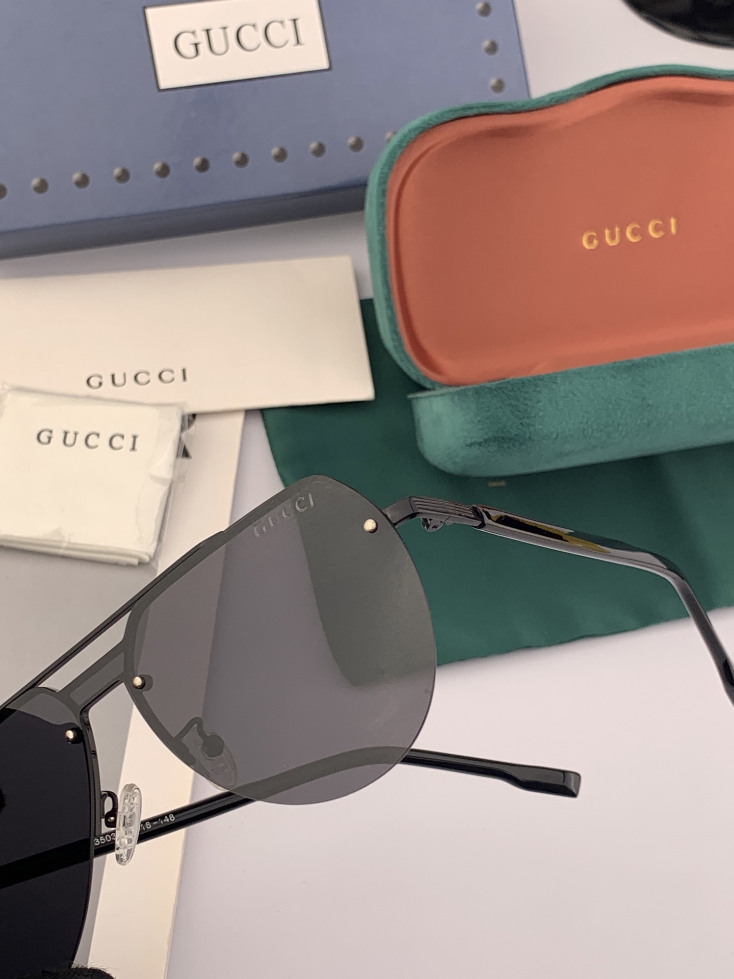   GUCCI 官网同步。  高品质男女款墨镜   👍 进口宝丽来偏光镜片  。蛤蟆镜 开车钓鱼都可 。