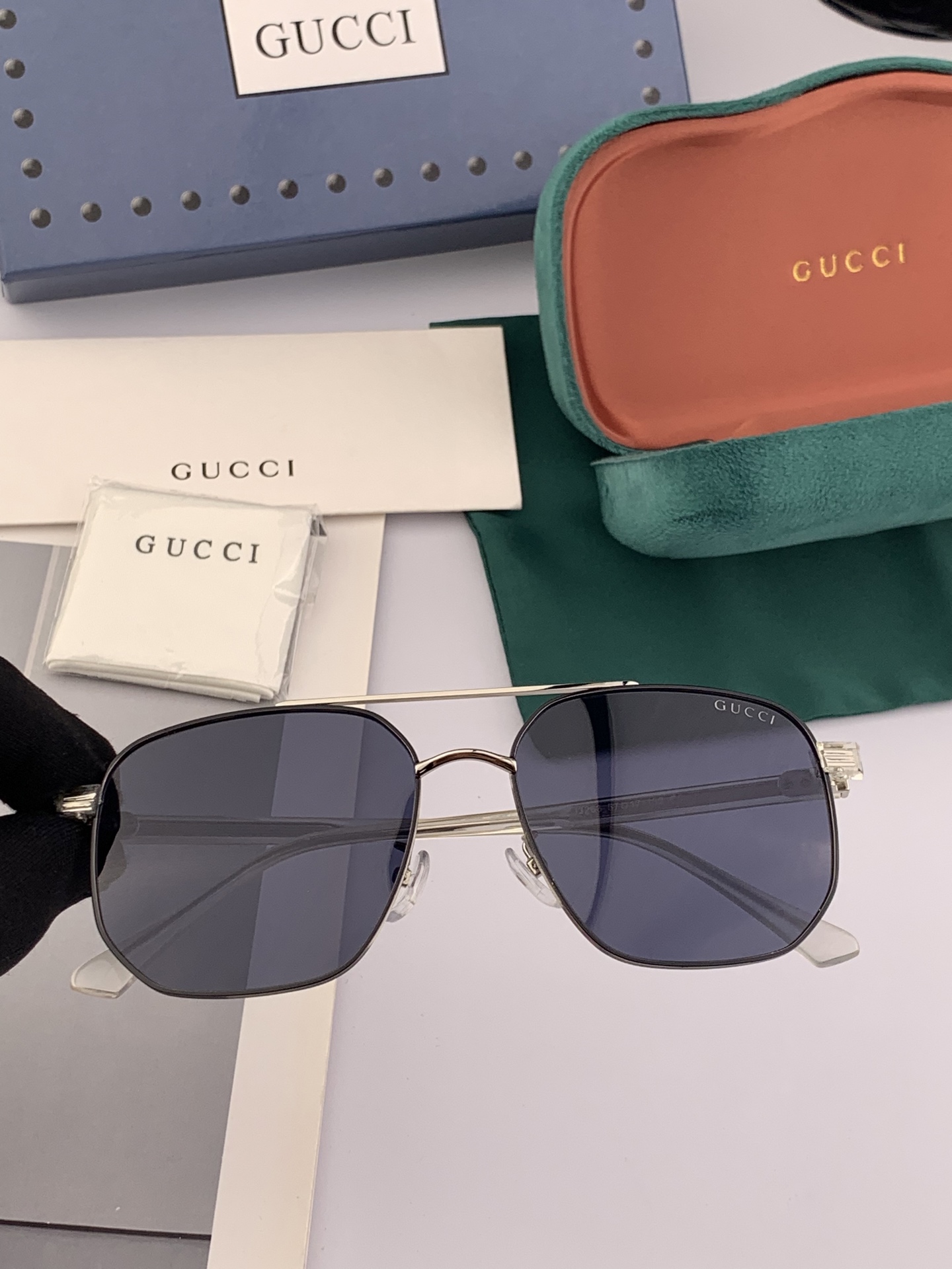   GUCCI 官网同步。  高品质男女款墨镜   👍 进口宝丽来偏光镜片  。蛤蟆镜 开车钓鱼都可 。