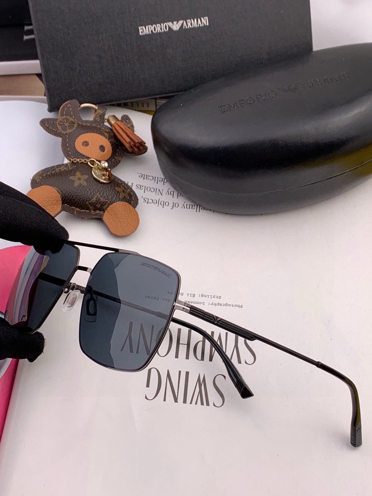        阿玛尼男款炫彩飞行员偏光太阳镜 ❤️材质：高清尼龙加厚卡槽高清偏光镜片 🌹无边框镜架💕颜👍