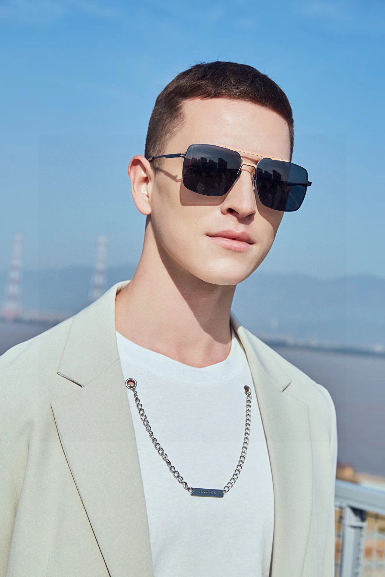        阿玛尼男款炫彩飞行员偏光太阳镜 ❤️材质：高清尼龙加厚卡槽高清偏光镜片 🌹无边框镜架💕颜👍