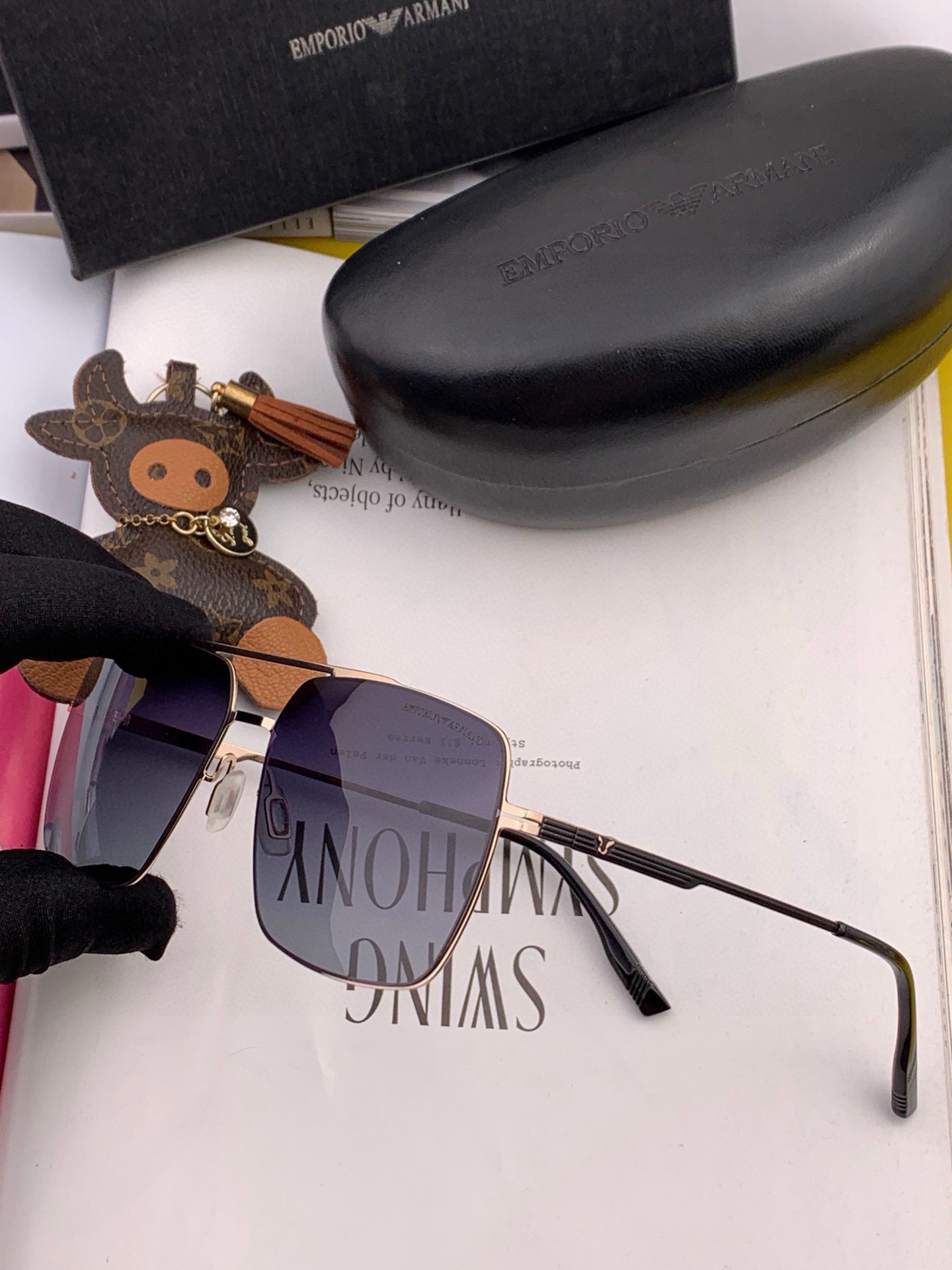        阿玛尼男款炫彩飞行员偏光太阳镜 ❤️材质：高清尼龙加厚卡槽高清偏光镜片 🌹无边框镜架💕颜👍