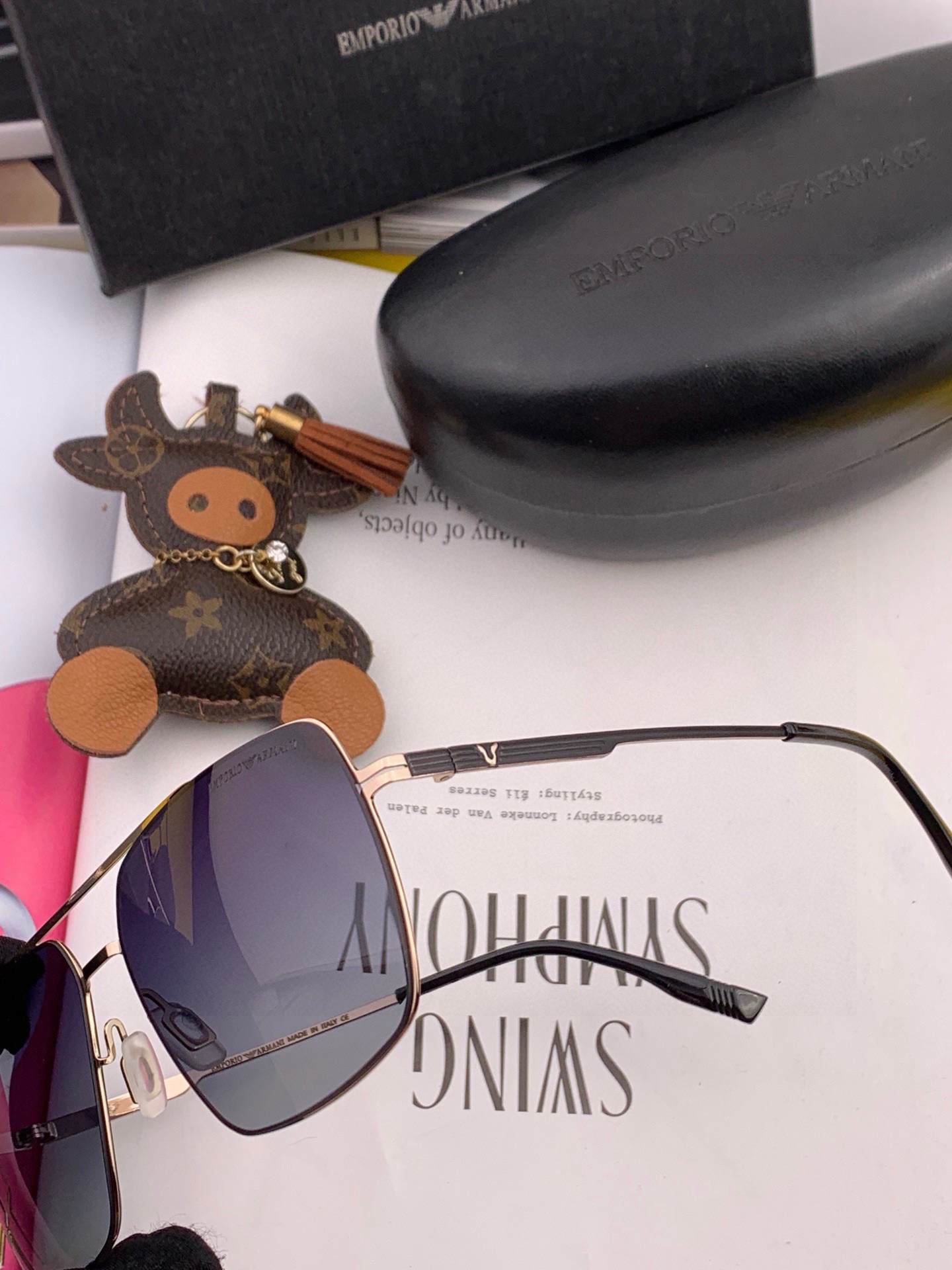        阿玛尼男款炫彩飞行员偏光太阳镜 ❤️材质：高清尼龙加厚卡槽高清偏光镜片 🌹无边框镜架💕颜👍