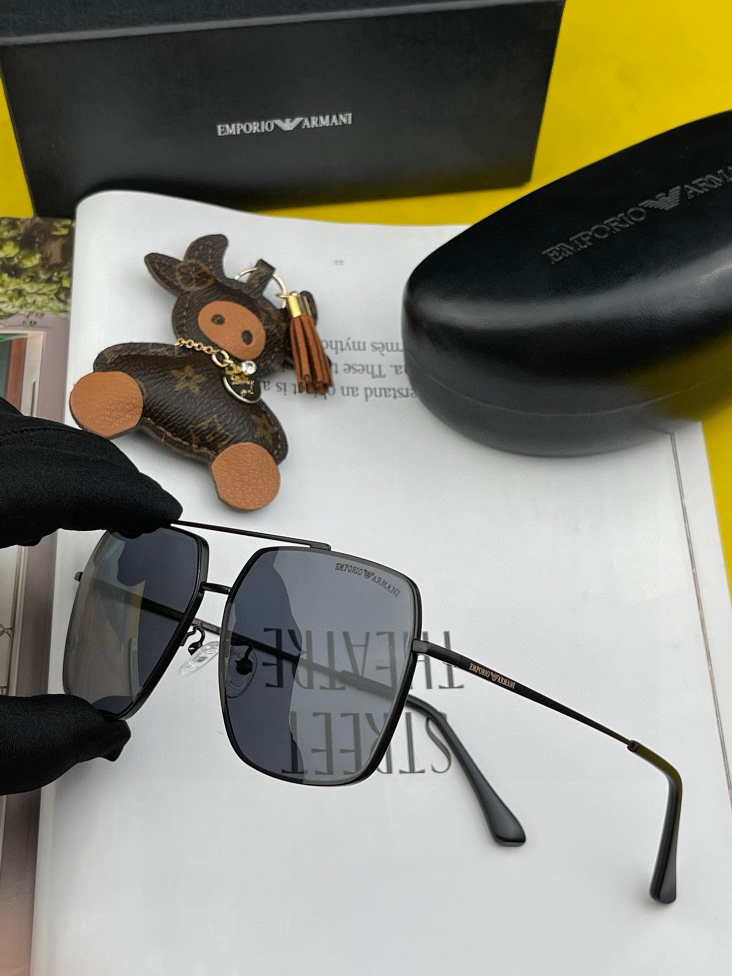        阿玛尼男款炫彩飞行员偏光太阳镜 ❤️材质：高清尼龙加厚卡槽高清偏光镜片 🌹无边框镜架💕颜👍