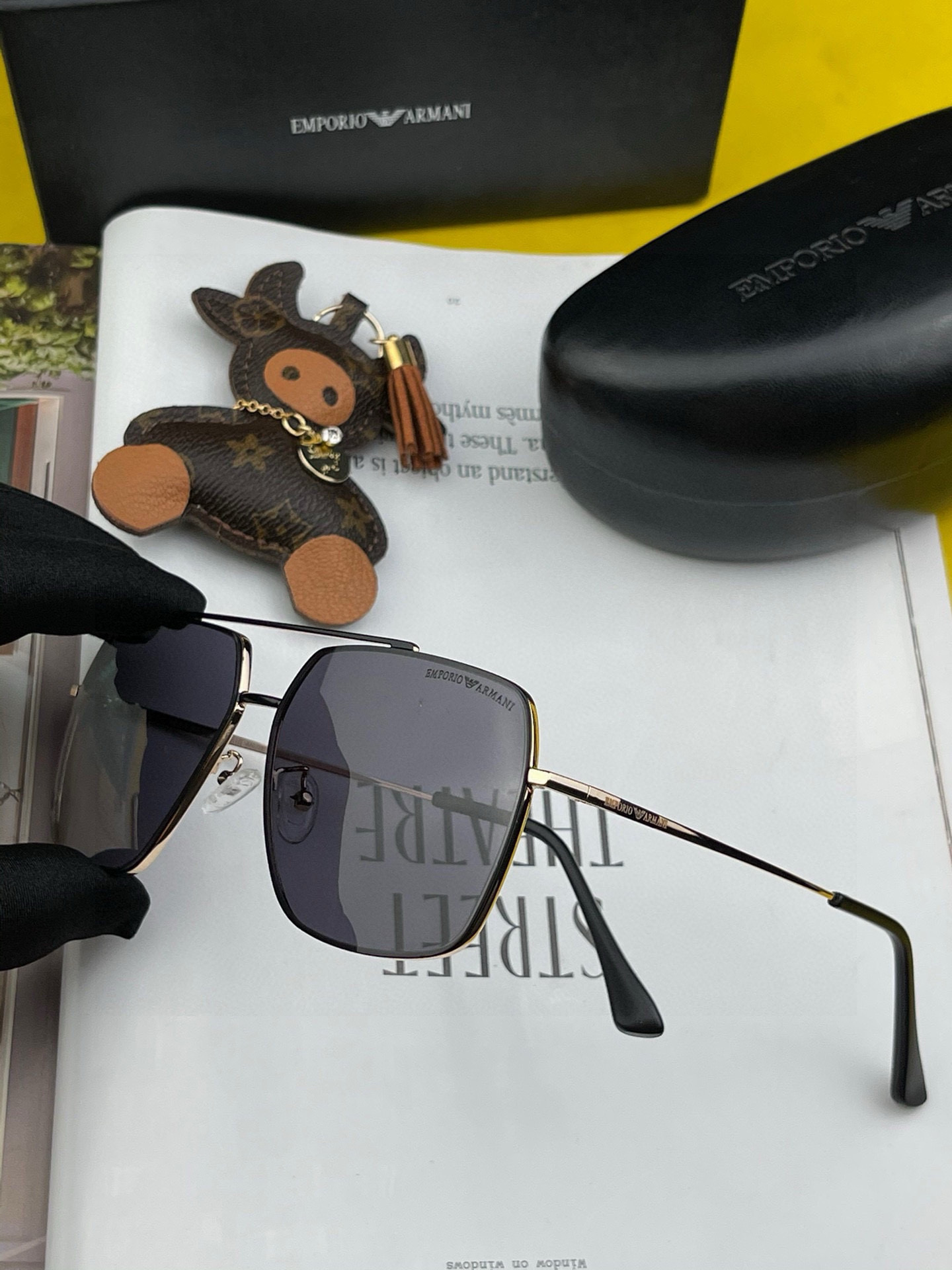        阿玛尼男款炫彩飞行员偏光太阳镜 ❤️材质：高清尼龙加厚卡槽高清偏光镜片 🌹无边框镜架💕颜👍