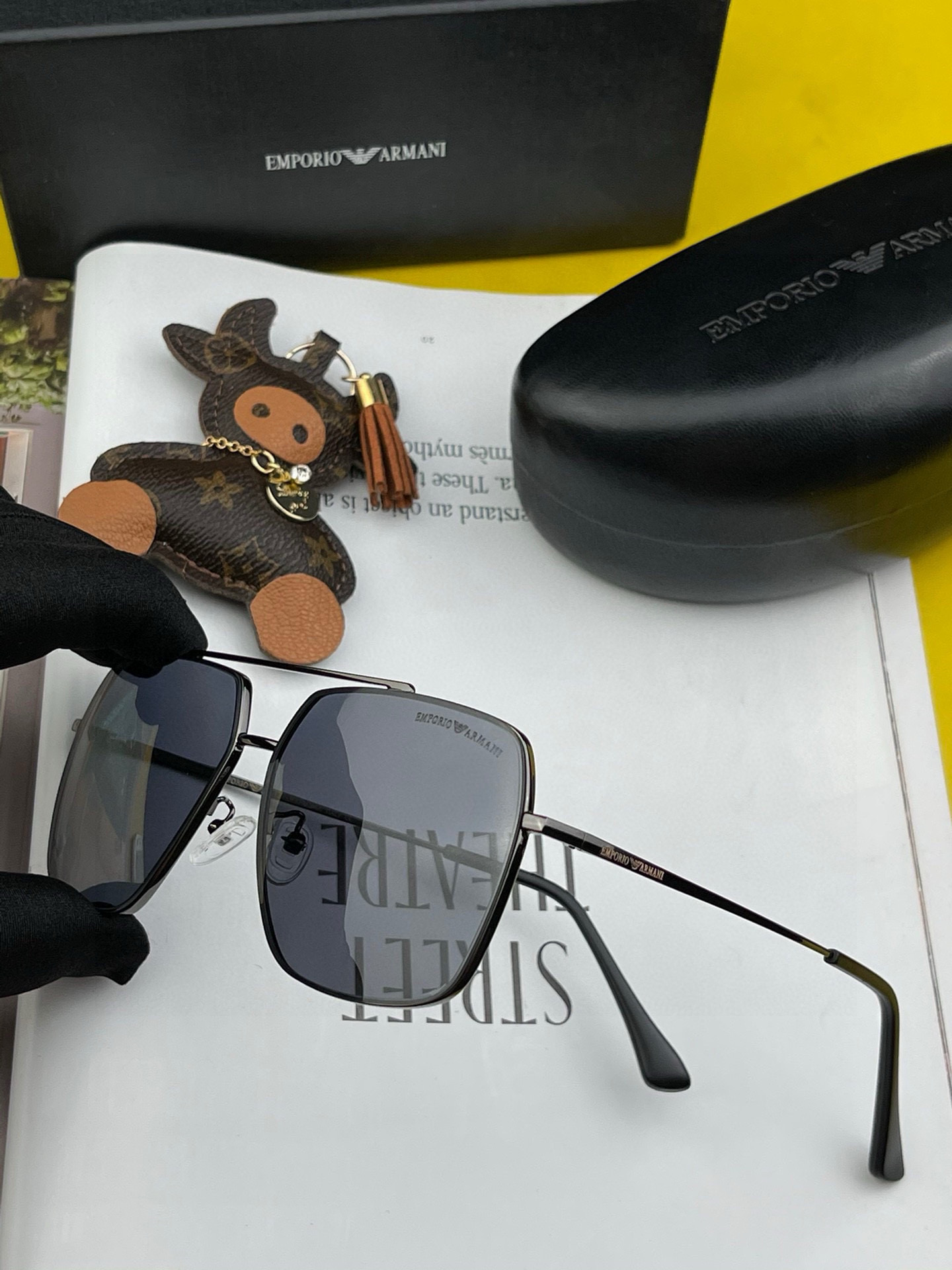        阿玛尼男款炫彩飞行员偏光太阳镜 ❤️材质：高清尼龙加厚卡槽高清偏光镜片 🌹无边框镜架💕颜👍