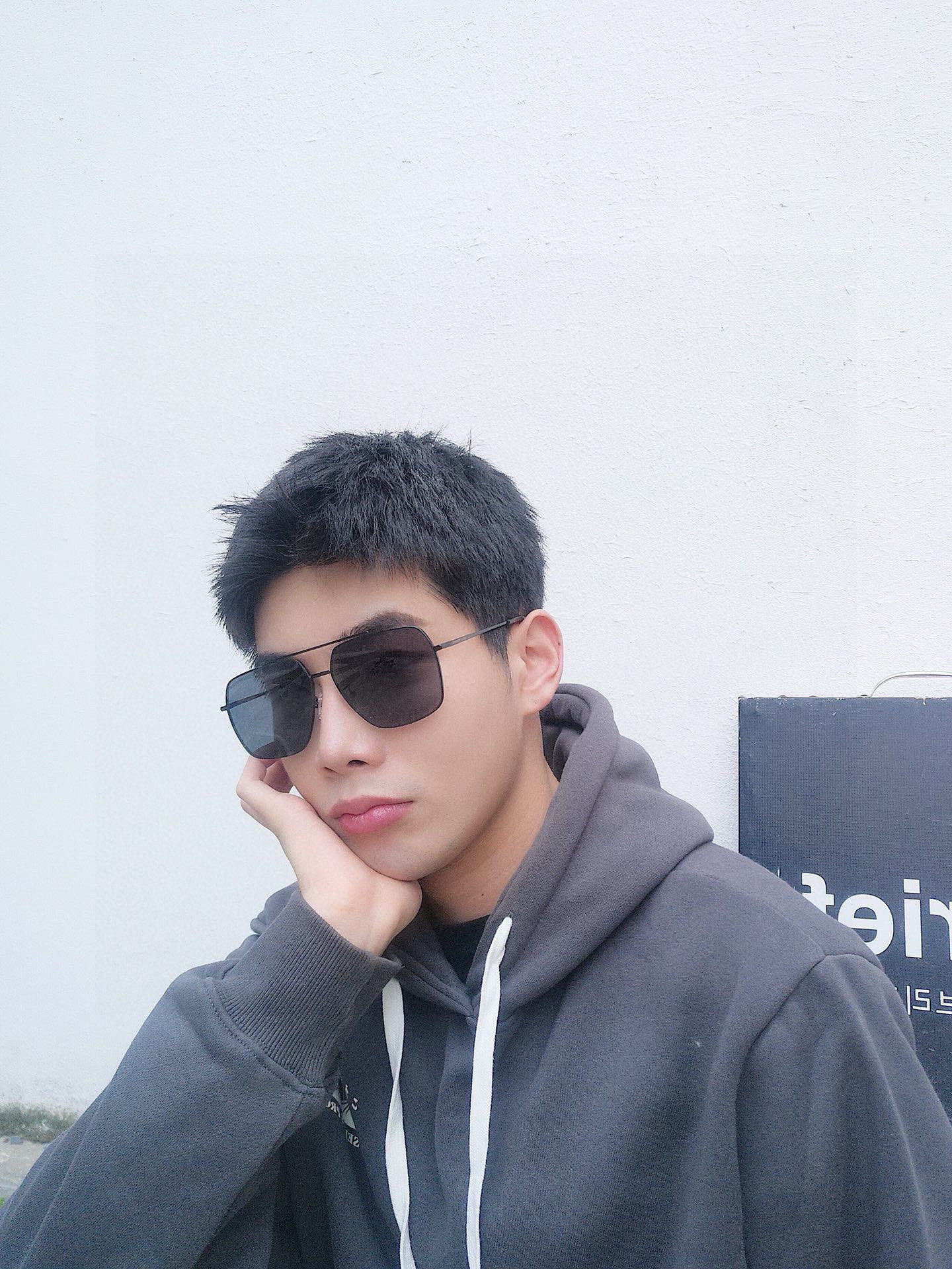        阿玛尼男款炫彩飞行员偏光太阳镜 ❤️材质：高清尼龙加厚卡槽高清偏光镜片 🌹无边框镜架💕颜👍