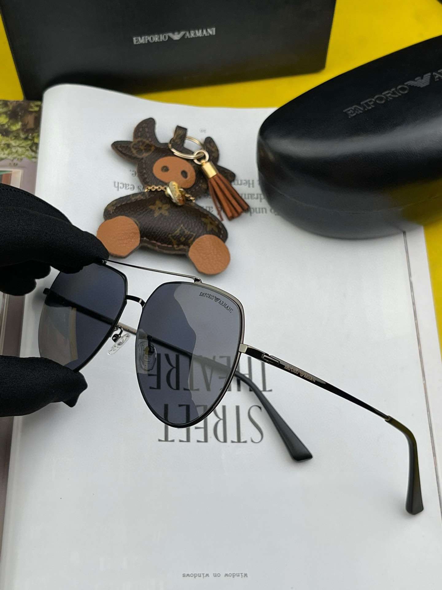        阿玛尼男款炫彩飞行员偏光太阳镜 ❤️材质：高清尼龙加厚卡槽高清偏光镜片 🌹无边框镜架💕颜👍