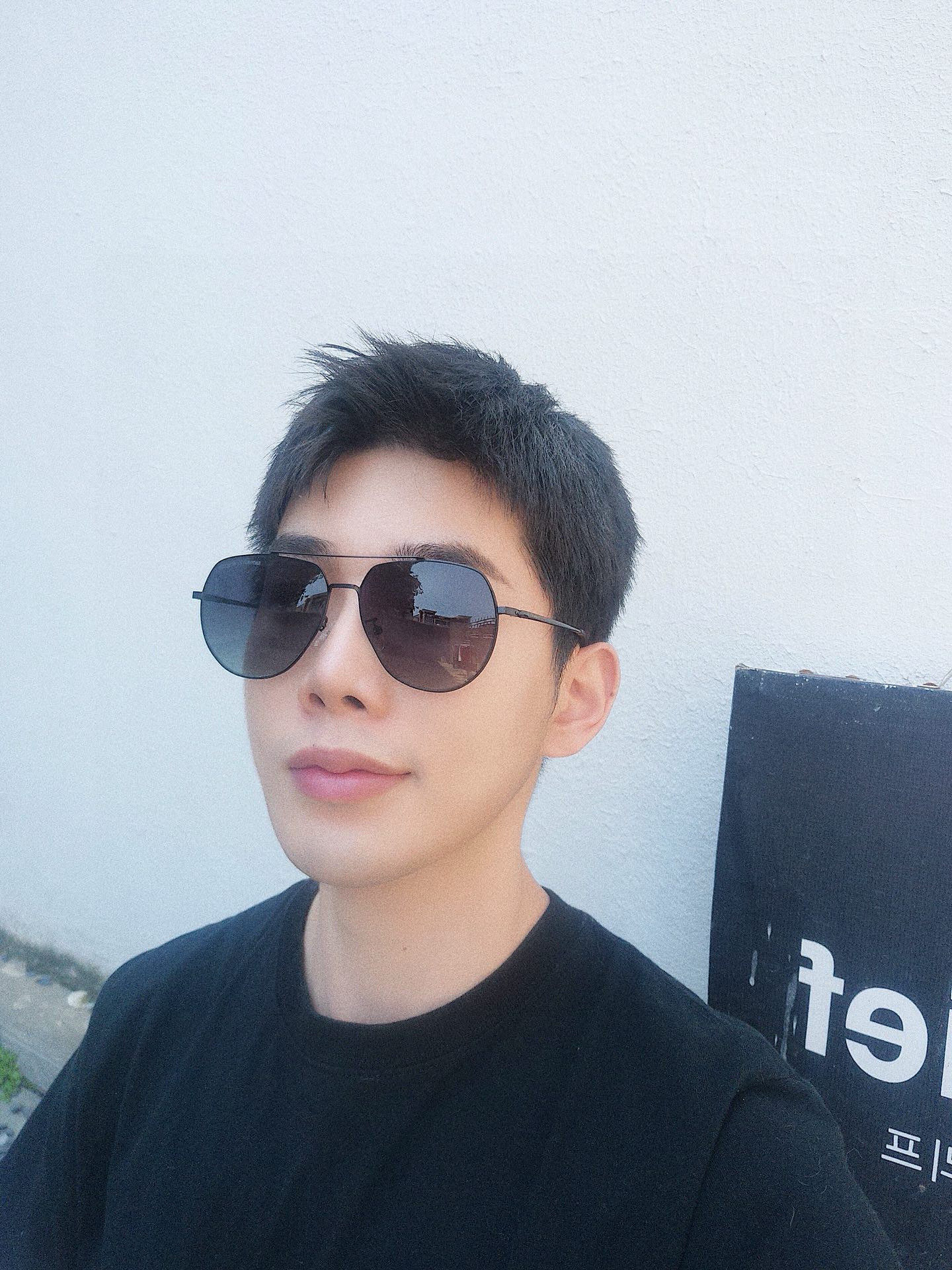        阿玛尼男款炫彩飞行员偏光太阳镜 ❤️材质：高清尼龙加厚卡槽高清偏光镜片 🌹无边框镜架💕颜👍