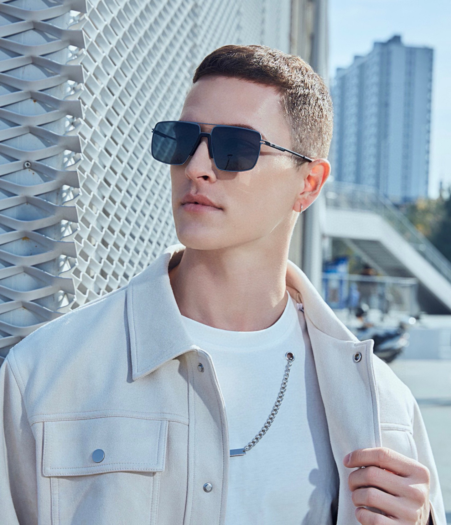       阿玛尼男款炫彩飞行员偏光太阳镜 ❤️材质：高清尼龙加厚卡槽高清偏光镜片 🌹无边框镜架💕颜👍型