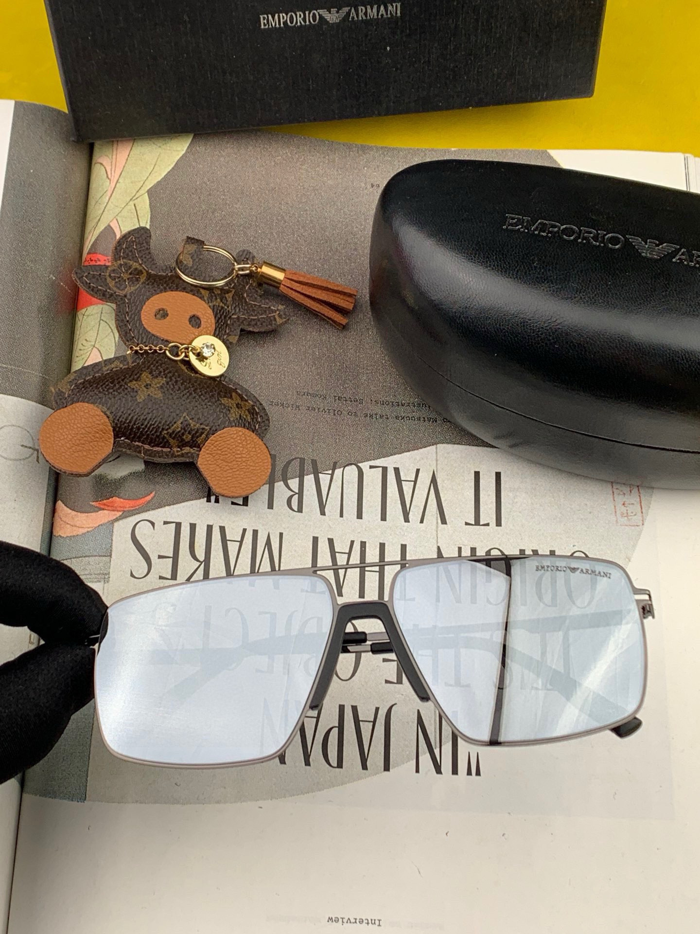       阿玛尼男款炫彩飞行员偏光太阳镜 ❤️材质：高清尼龙加厚卡槽高清偏光镜片 🌹无边框镜架💕颜👍型