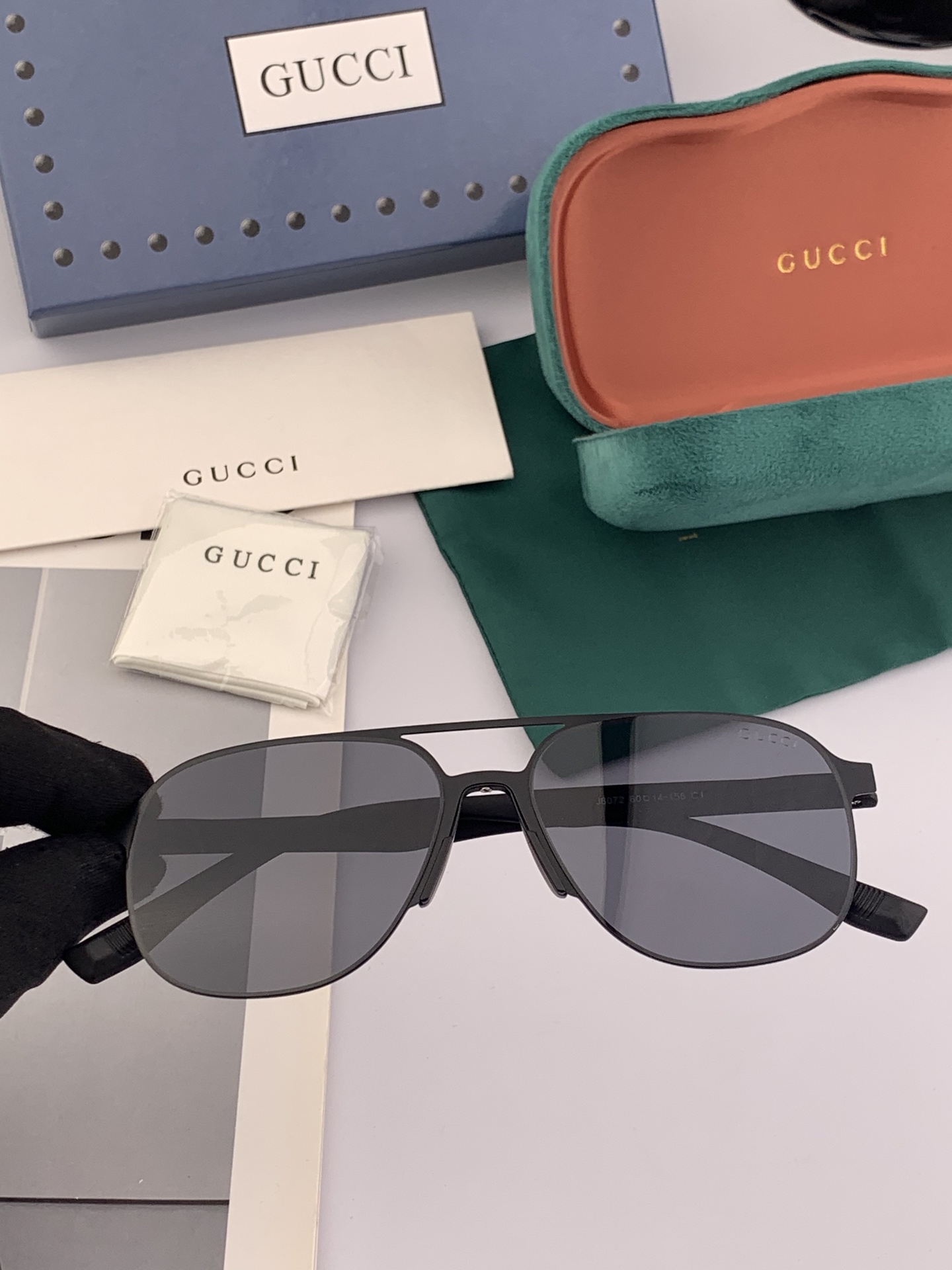         GUCCI 男款炫彩飞行员偏光太阳镜 ❤️材质：高清尼龙加厚卡槽高清偏光镜片 🌹无边框镜